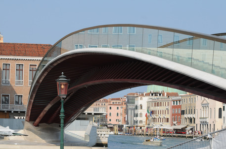 Un' immagine del ponte della Costituzione, quarto ponte sul Canal grande a Venezia, progettato dall'architetto spagnolo Santiago Calatrava © ANSA