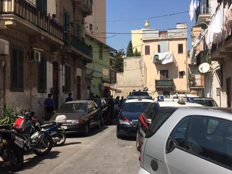Spari in strada, tre feriti a Palermo  © Ansa