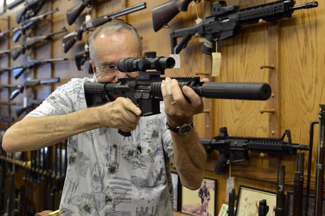 Usa: Colt sospende produzione fucili AR-15 per civili © EPA
