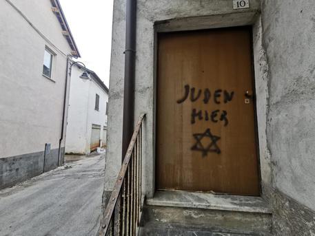La scritta antisemita comparsa sulla porta di casa di Aldo Rolfi © 