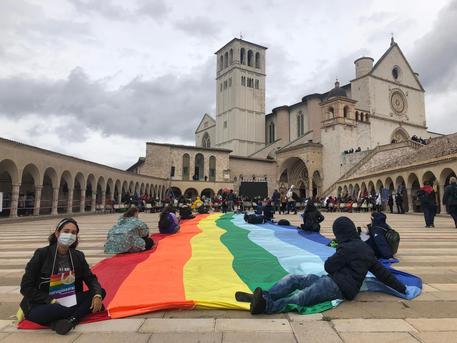 Partecipanti alla 'Catena umana per la pace e la fraternità ad Assisi - Foto da FACEBOOK © ANSA