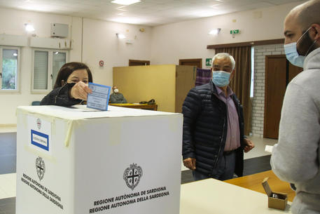 Sardegna: aperti i seggi per le elezioni comunali © ANSA