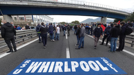 La protesta dei lavoratori Whirlpool di Napoli  sull'autostrada © ANSA