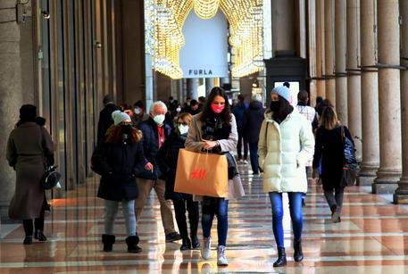 Lo shopping natalizio a Milano © ANSA