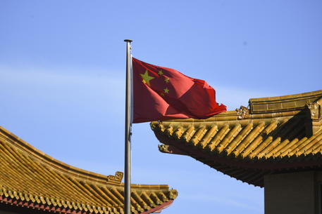 La bandiera cinese all'ambasciata cinese a Canberra © EPA