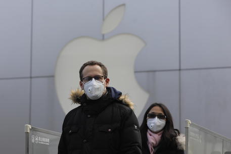 Cina, città forniture Apple in lockdown indefinito © EPA