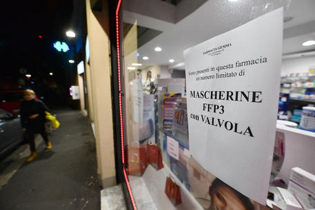 Coronavirus, mascherine di protezione nelle farmacie a Genova © ANSA