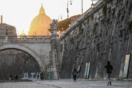 Un'immagine di Roma con la cupola di San Pietro sullo sfondo © ANSA/ALESSANDRO DI MEO