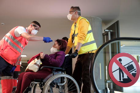 Spagna, operatori della Croce Rossa provano la temperatura © EPA