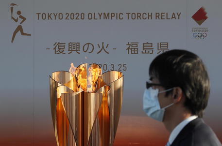 La torcia olimpica di Tokyo 2020 © EPA