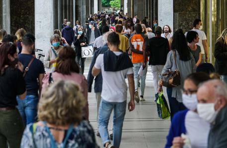 Persone sotto i portici di via Roma a Torino © ANSA
