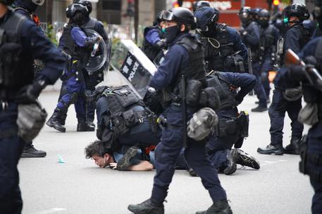 L'arresto di un manifestante © AFP
