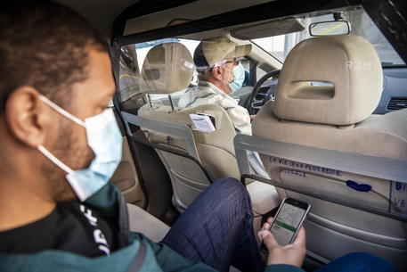 Uber, controllo mascherine per autisti e corrieri © EPA