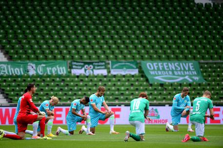 Werder Brema-Wolfsburg, in ginocchio nel nome di Floyd © AFP