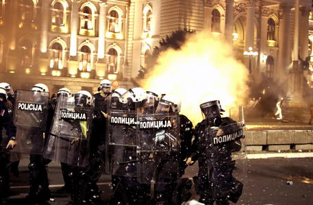 Protesta davanti al Parlamento a Belgrado © EPA