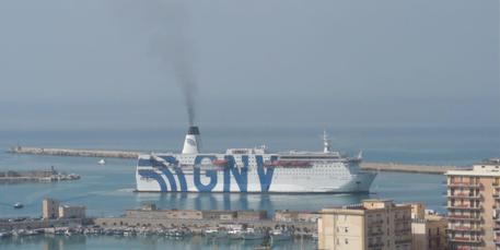 L'arrivo a Porto Empedocle della nave da crociera Azzurra sulla quale verrà effettuata la quarantena dei migranti che sbarcano nell'Agrigentino © 
