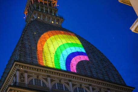 La mole Antonelliana illuminata con l'arcobaleno per il gay pride © ANSA 
