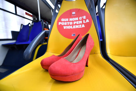 Poste Italiane destina alloggi a donne vittime di violenza © Ansa