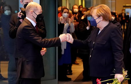 Il passaggio di consegne tra i due cancellieri Merkel e Scholz © EPA