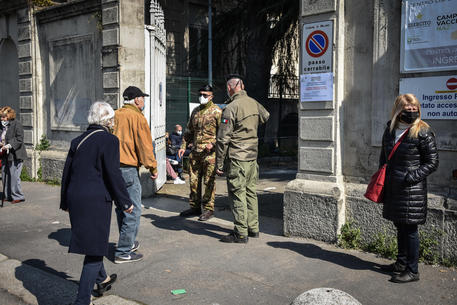 L'ingresso nell'area dell'ospedale Ospedale Militare di Baggio a Milano © ANSA