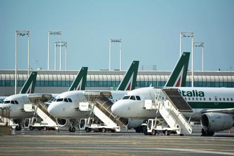 Aerei Alitalia sulle piste dell'aeroporto Leonardo da Vinci, Fiumicino © ANSA