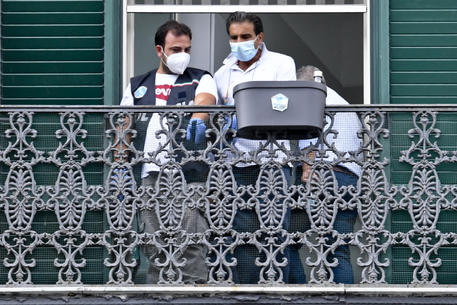 Agenti di Polizia sul balcone del palazzo in via Foria a  Napoli © ANSA