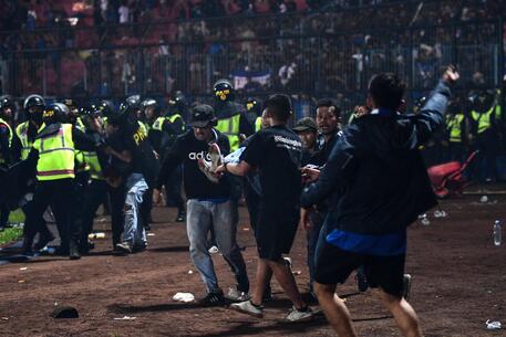 Invasione di campo nello stadio a Malang, in Indonesia © AFP