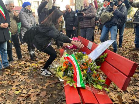 Violenza donne: a Bologna una panchina rossa per Alessandra © ANSA