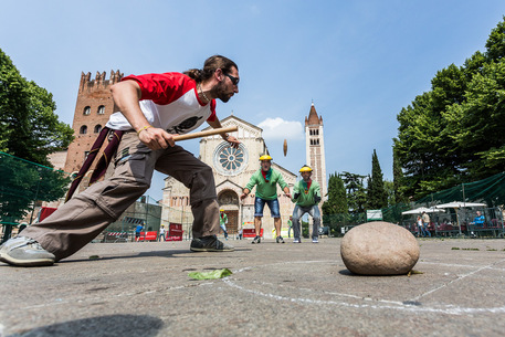 Un gioco di strada  durante il Festival del Tocatì' a Verona  © Ansa