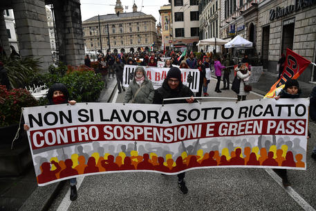Green pass: 200 in corteo a Genova, ridateci il lavoro © ANSA
