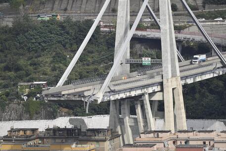 Il crollo del ponte Morandi a Genova © ANSA