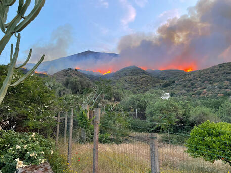 L'incendio a Stromboli © ANSA