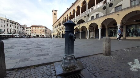 Siccità, una fontanella pubblica in Piazza della Frutta a Padova © Ansa