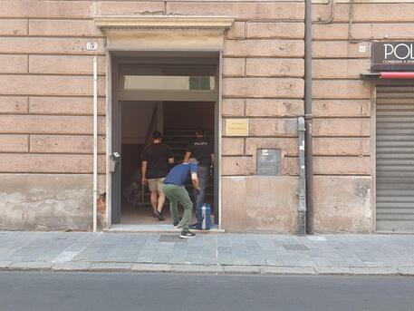 La polizia nella palazzina dell'omicidio suicidio a Savona © ANSA