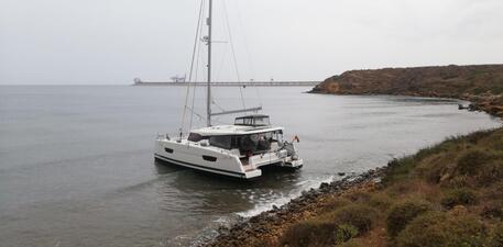 Spinto da vento e onde, catamarano s'incaglia a Porto Torres © ANSA
