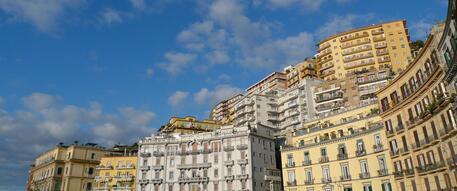 Nella immagine di archivio, uno scorcio dei palazzi lungo il corso Vittorio Emanuele a Napoli © ANSA