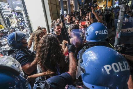 Meloni a Palermo, polizia blocca manifestanti, un fermo © ANSA