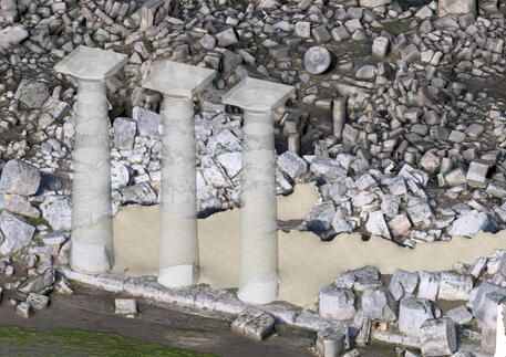 Selinunte. Le macerie del Tempio G e la ricostruzione virtuale di tre colonne del lato sud. Foto Parco archeologico di Selinunte © ANSA