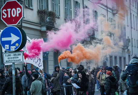 Una manifestazione degli anarchici per le vie di Torino © ANSA