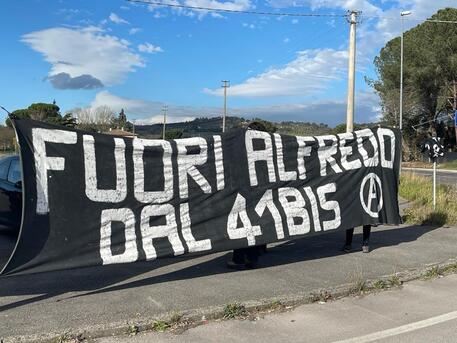 Uno striscione a sostegno dell'anarchico Alfredo Cospito © ANSA