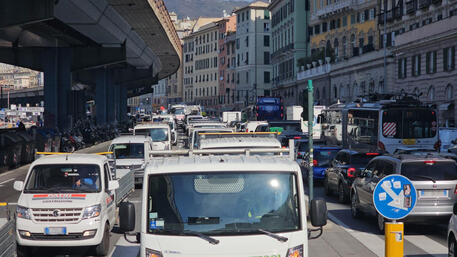 Edili in corteo a Genova contro crediti incagliati, falliamo © ANSA