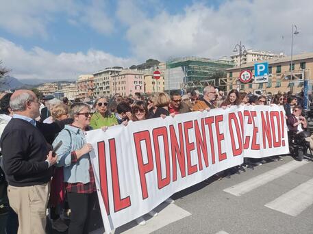 Manifestazione di comitati cittadino contro lo sviluppo del porto di Genova a Ponente © ANSA