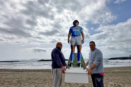 Sagome dei calciatori del Napoli in spiaggia a Bacoli © ANSA