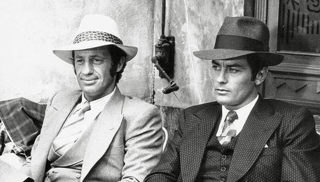 Borsalino: gli attori Alain Delon e Jean Paul Belmondo con iconici Borsalino (ANSA)
