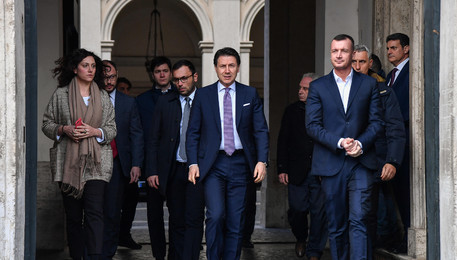 Il presidente del Consiglio Giuseppe Conte, esce da palazzo Chigi per rilasciare una dichiarazione  alla stampa (ANSA)