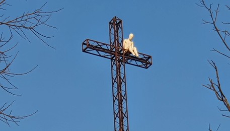 Un 'angelo bianco' installato su una croce nel Vicentino (ANSA)