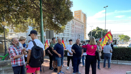 Caro bollette: protesta a Cagliari, 'costretti a chiudere' (ANSA)