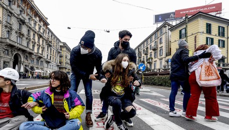 la protesta degli studenti a Milano (ANSA)