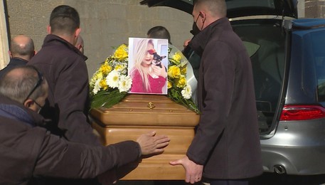 Femminicidio nell'Oristanese, funerali Daniela Cadeddu a Cabras (ANSA)