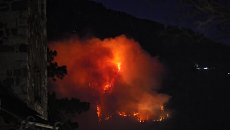 Incendio in Alto Adige, operazioni difficili per il vento (ANSA)